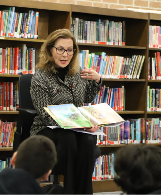  Nebraska First Lady, Suzanne Pillen, reading to GIPS 4th Graders.